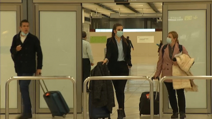 Viajeros en un aeropuerto