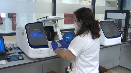 Una muestra se analiza en los aparatos de secuenciación que analizan el genoma del virus 