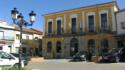 Fachada del Ayuntamiento de Madroñera, en Cáceres