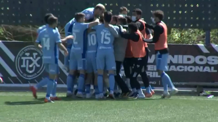 Los jugadores del CD Badajoz celebran el 1-0 ante el Dux.