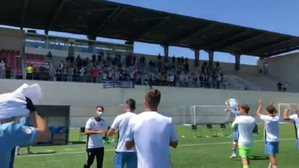 Los jugadores del CD Badajoz celebran el campeonato con su afición desplazada.