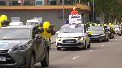 Caravana de coches circulando por Badajoz para reclamar que se regule la situación de los trabajadores públicos temporales