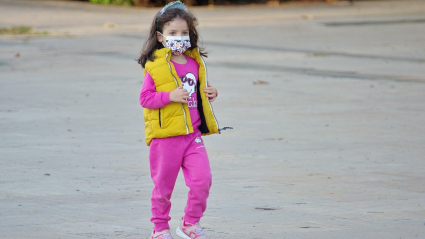 Niña con mascarilla
