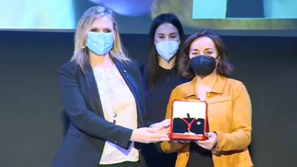 La periodista Pepa Bueno recoge la medalla de oro