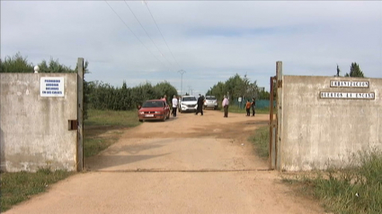 Entrada de la Urbanización "Huertos la encina", más conocida como Los Rostros