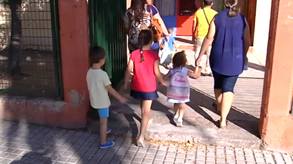 Familias llevando a sus hijos al colegio