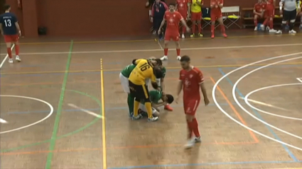 El jugador del Jerez Futsal Luisito rompió a llorar de emoción tras marcar uno de los goles de la victoria ante el líder