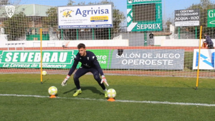 Pedro López, portero del Villanovense, en un entrenamiento esta temporada