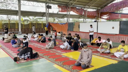 musulmanes orando en el mes del ramadán