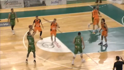 Devin Schmidt anotando un triple