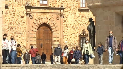 Turistas extremeños en la Plaza de Santa María de Cáceres