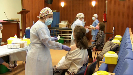 Extremeñas menores de 60 años recibiendo la primera dosis de la vacuna de Astrazeneca.