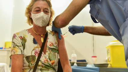 Un sanitario inyecta este jueves en Bilbao una segunda dosis de la vacuna de Pfizer Biontech a una mujer perteneciente al grupo de entre 55 y 60 años, incluida en los colectivos de trabajadores esenciales que recibieron la primera dosis de AstraZeneca, grupo del que Osakidetza ha citado a 855 personas.