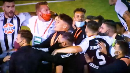 Los jugadores del CD Badajoz celebran su pase a la final del playoff.