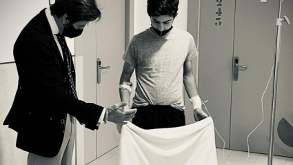 Manuel Perera, en la habitación del hospital junto a su apoderado, Juan José Padilla