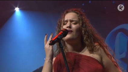 Elsa Tortonda durante su actuación en el Festival de la Canción de Extremadura