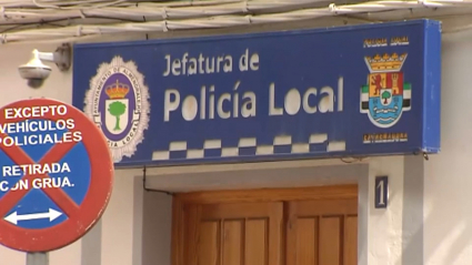 Agentes de la policía local evitan un suceso entre una madre y su hijo