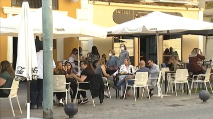 Terrazas de veladores en la Plaza de España de Badajoz.