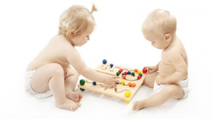 bebés con un juguete educativo