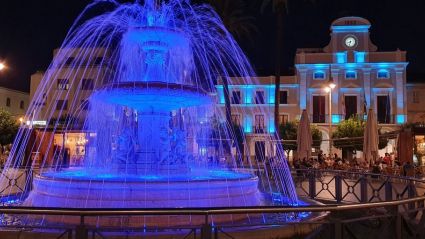 Fuente iluminada con los colores del Huntington