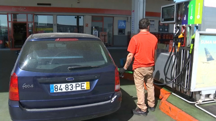 Conductor portugués echando gasolina en Badajoz