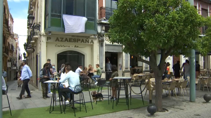 El área de Salud de Badajoz y en particular la capital pacense han experimentado una subida de su incidencia acumulada. Céntrica Plaza de España de Badajoz con clientes en las terrazas.