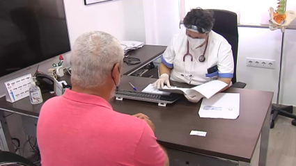 Médica de familia atendiendo a un paciente en su consulta