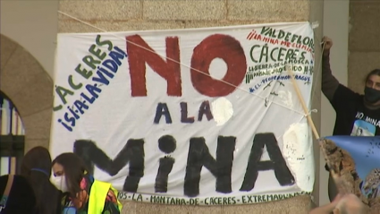 Pancarta en contra del proyecto de la mina durante una protesta en Cáceres