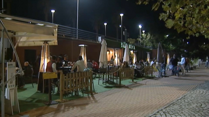 Locales en el paseo del río Guadiana, en Badajoz.