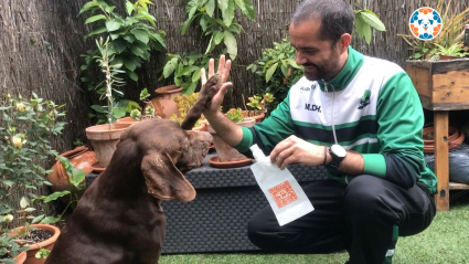 Un usuario con su perro y el bidón de la campaña