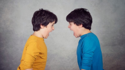 hermanos discutiendo