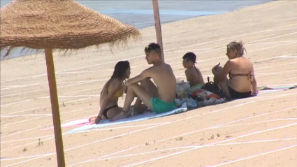 Bañistas en la playa de Orellana