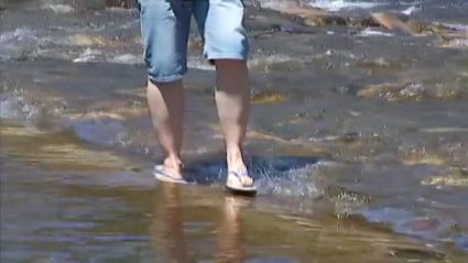 Turista disfrutando del Valle del Jerte