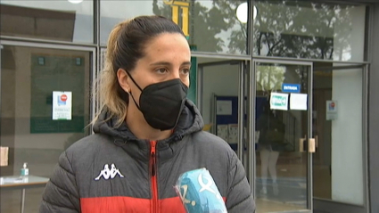 Estefa atendiendo a Extremadura Deportes