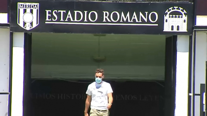 Lolo Plá sobre el césped del Estadio Romano