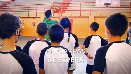 Luis Parejo charla con los niños durante el campus San Antonio Cáceres Basket