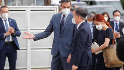 El jefe del Ejecutivo, Pedro Sánchez, saluda al presidente de la República de Corea, Moon Jae-in (d), a su llegada al Foro Empresarial España-Corea celebrado este miércoles en la Cámara de Comercio.