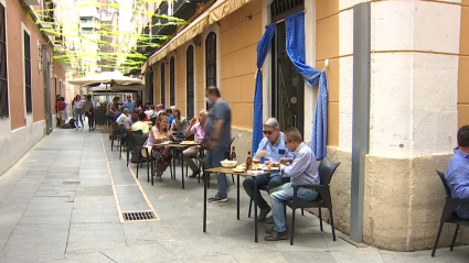 Las mesas de los bares del casco antiguo de Badajoz estaban llenas este mediodía 