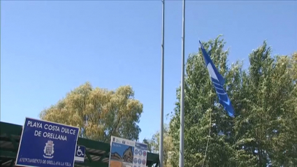 Izado de la bandera azul de la plaza de interior de Orellana la Vieja