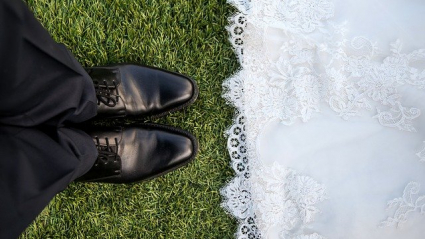 Fotografía de calzado sobre césped de contrayentes de matrimonio