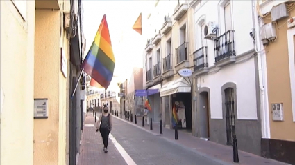 Calle de Mérida luciendo una bandera LGTBI.