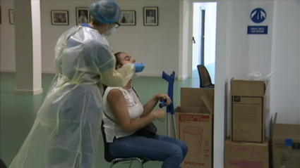 Extremeña realizándose una PCR en el cribado masivo de Badajoz.