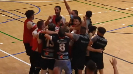Los futbolistas del Grupo López Bolaños celebrando el ascenso