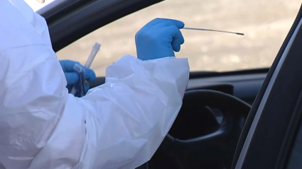 Realización de una PCR en un 'autocovid'.