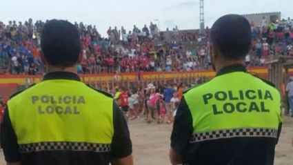 Agentes de la Policía Local de Malpartida de Cáceres y de Brozas vigilando en un evento multitudinario.