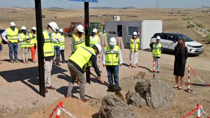 Representantes del proyecto fotovoltaico ponen la primera piedra