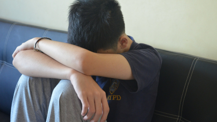 Adolescente sentado
