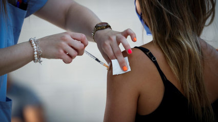 Vacunación de una joven en San Sebastián