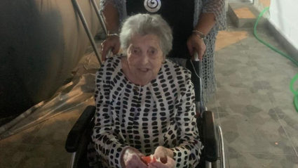 Paula, celebrando su 94 cumpleaños en compañía de su familia