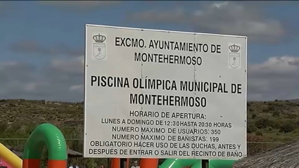 Cartel anunciador de los horarios en la piscina de Montehermoso